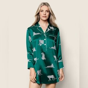 Petite plume 100% silk night shirt in planthere de luxe green print size small